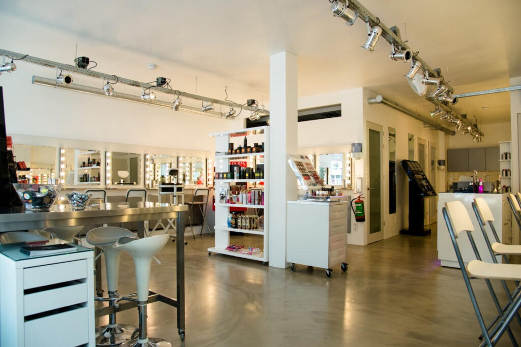 Moderne schoonheidssalon met make-up en verlichting