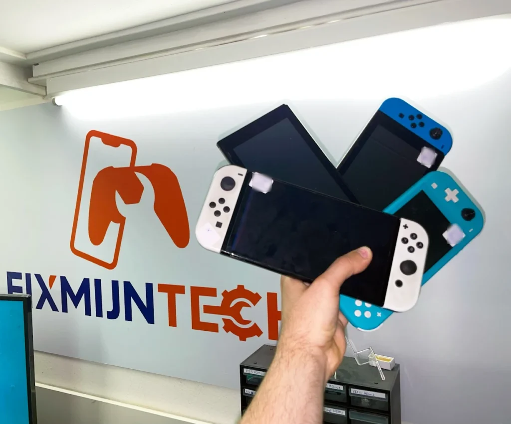 Hand houdt drie spelconsoles voor logo FixMijnTech.