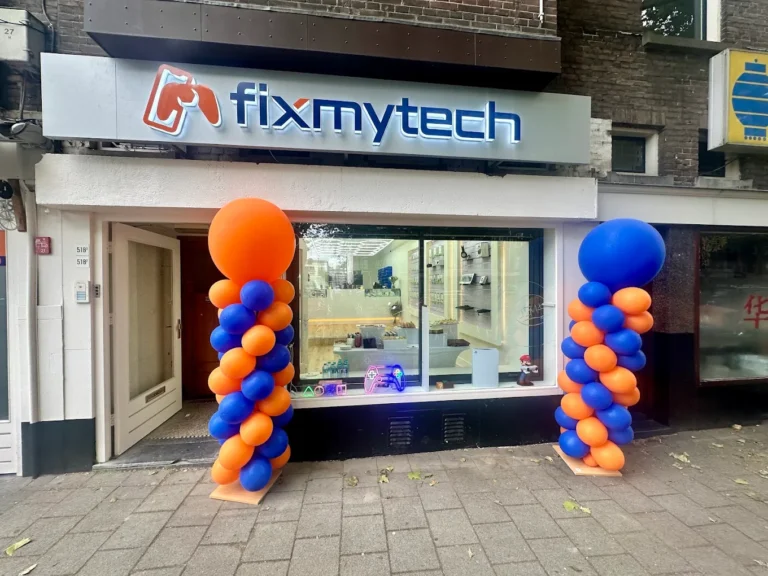Winkel met technologische producten en kleurrijke ballondecoraties.