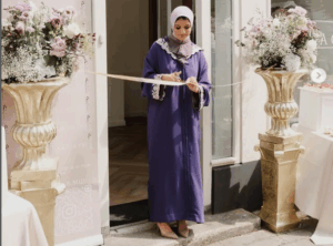 Vrouw opent winkel door lint knippen ceremonie.