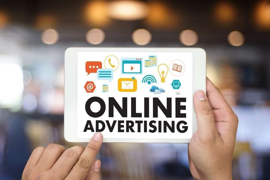 Tablet met online advertentie icoontjes en tekst.